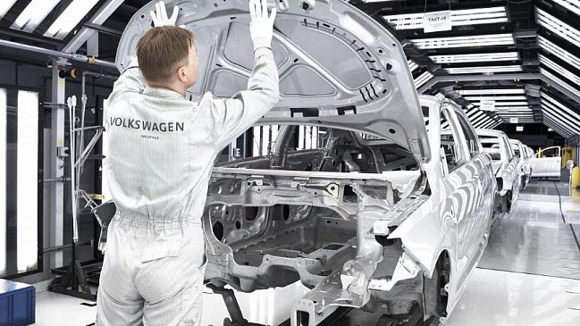 После увольнений Volkswagen повысит зарплаты и выплатит премии работникам в России