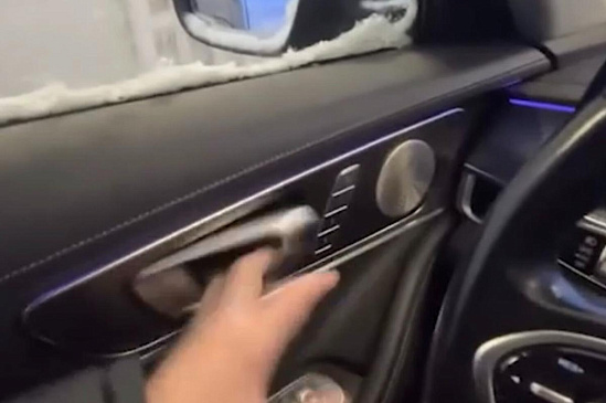 SHOT: Chery Tiggo начали запирать российских водителей в салоне