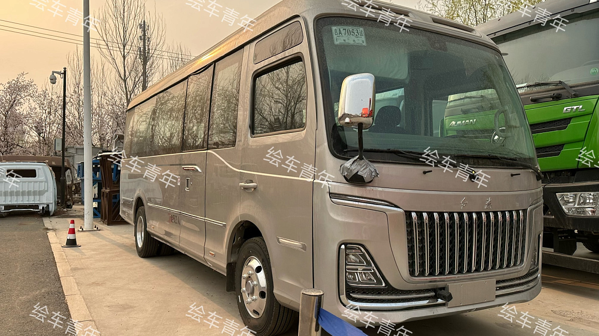 Компания Hongqi из Китая впервые за 30 лет выпустила роскошный автобус Hongqi QM7