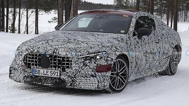 Компания Mercedes провела тесты нового Mercedes-AMG CLE 63 на замерзшем озере