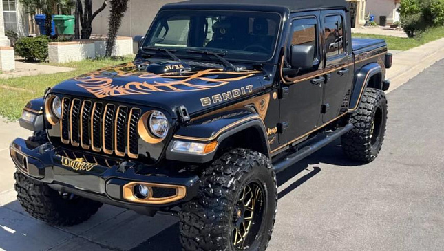 Пикап Jeep Gladiator в стиле культового Pontiac Trans Am Bandit выставлен на аукцион 