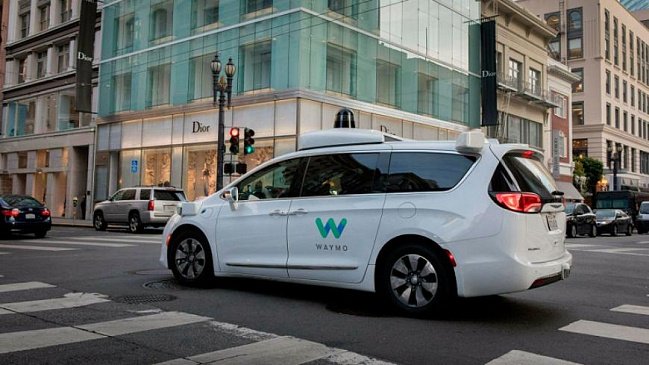 В США беспилотное такси Waymo застряло на дороге и сбежало от техподдержки