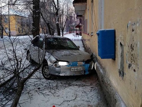В Красноярске автомобиль подозреваемого в накроторговле врезался в стену