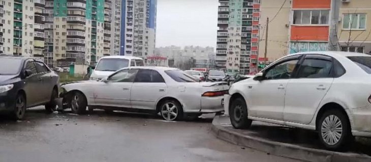 В Краснодаре пьяный водитель протаранил несколько машин