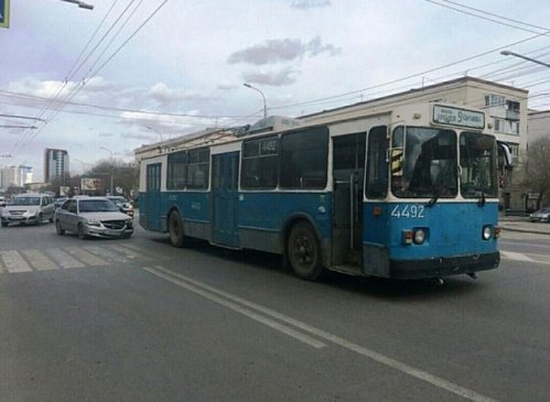 В Волгограде иномарка врезалась в троллейбус