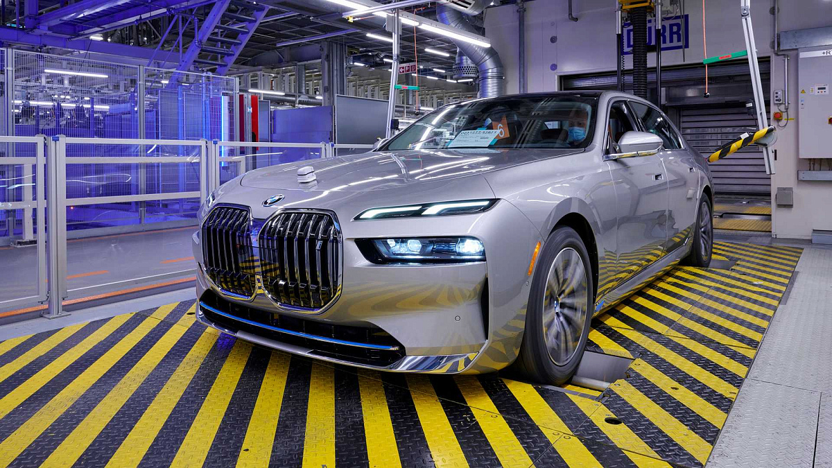 Компания BMW празднует двухмиллионный выпуск BMW 7-Series на заводе в Дингольфинге