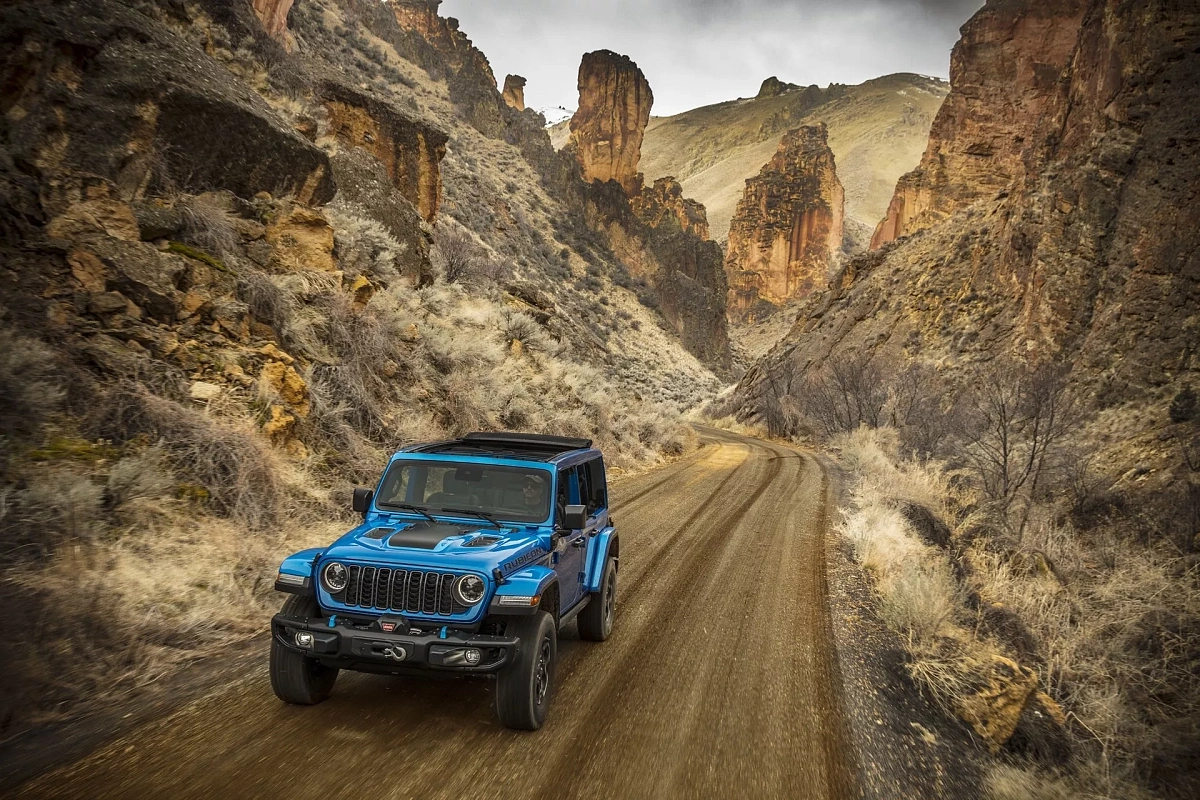 Компания Jeep представила внедорожник Jeep Wrangler 2024 года с новым интерьером