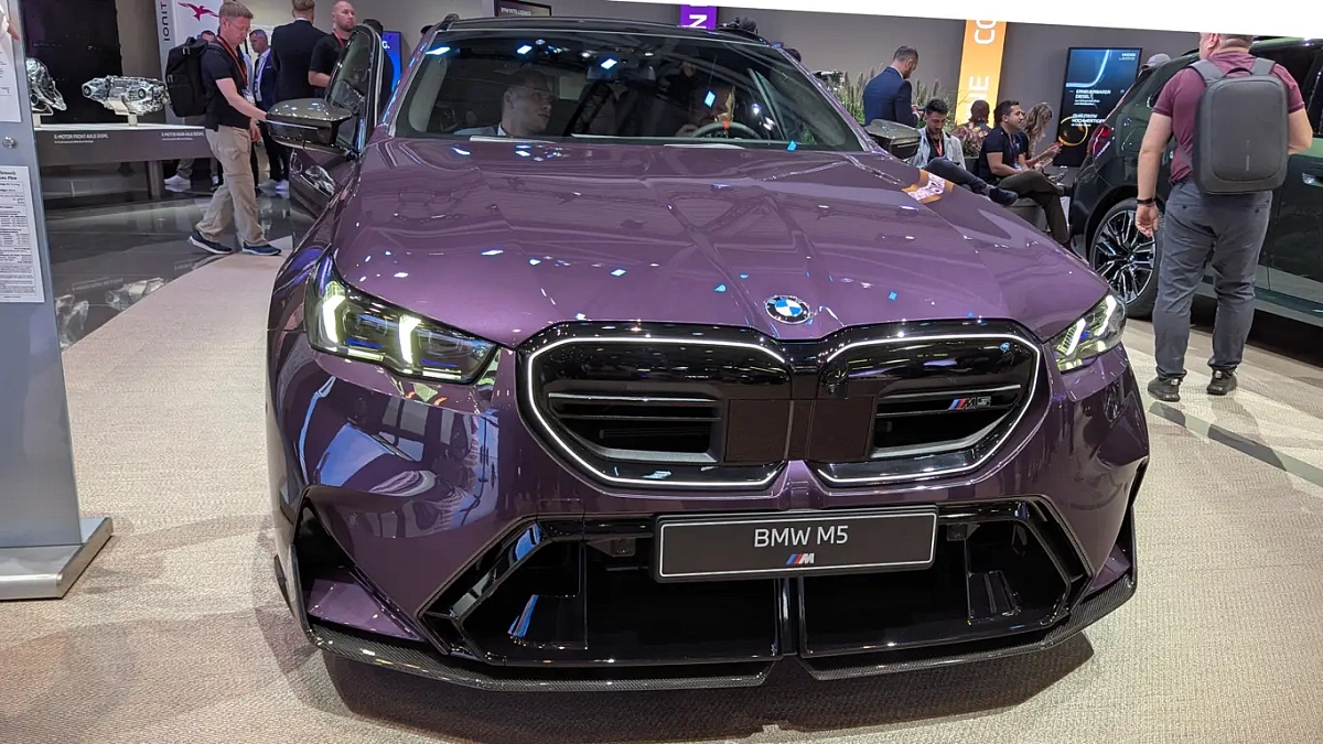 727 "лошадей" в универсале: новый BMW M5 Touring шокировал Мюнхен 727 "лошадей" в универсале: новый BMW M5 Touring шокировал Мюнхен