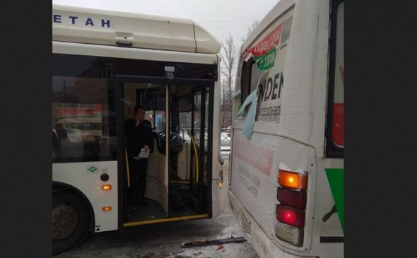 В Санкт-Петербурге столкнулись автобус и маршрутка