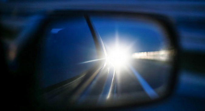 Российским водителям перечислили случаи получения штрафа от ГИБДД за дальний свет