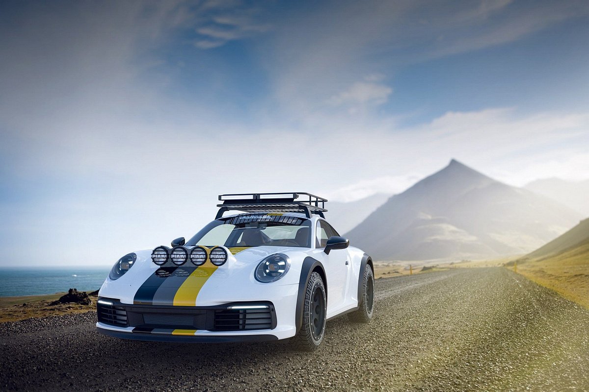 В сети появились изображения внедорожного Porsche 911