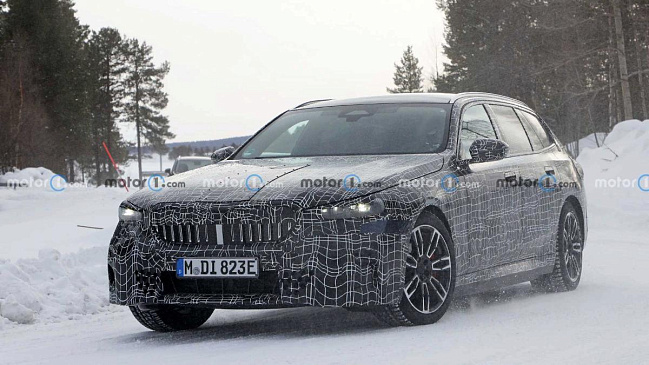 Компания BMW тестирует прототип электрического универсала BMW i5 Touring 2024 года 