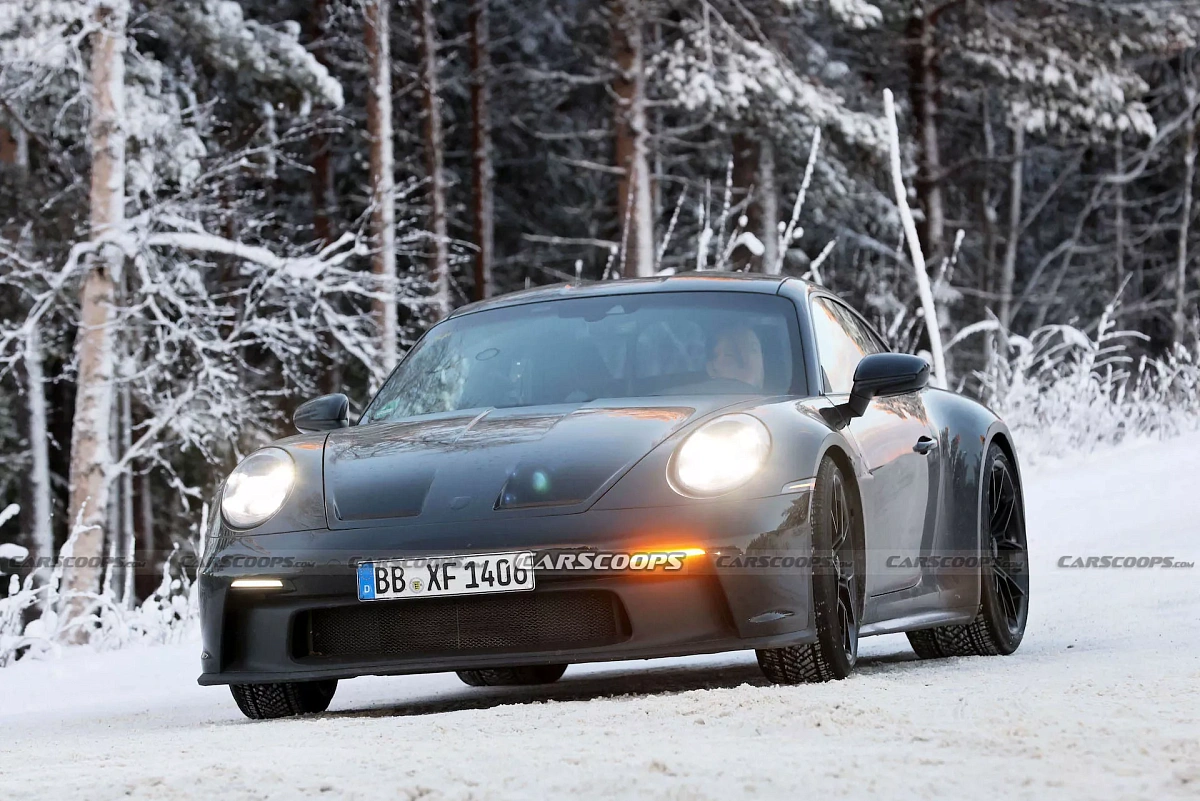 Обновленный Porsche 911 ST вышел на зимние тесты в преддверии запуска весной 2023 года