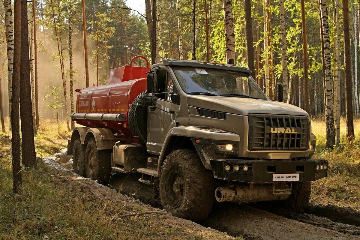 «Урал» начал выпуск и продажу трехосевых дорожных грузовиков