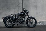 Royal Enfield одел Classic 500 в черную ливрею