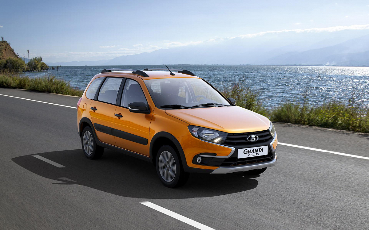 Автогигант АВТОВАЗ в августе упростит салон универсала LADA Granta Cross