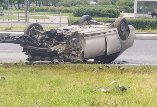 В Санкт-Петербурге автомобиль после ДТП оказался на крыше