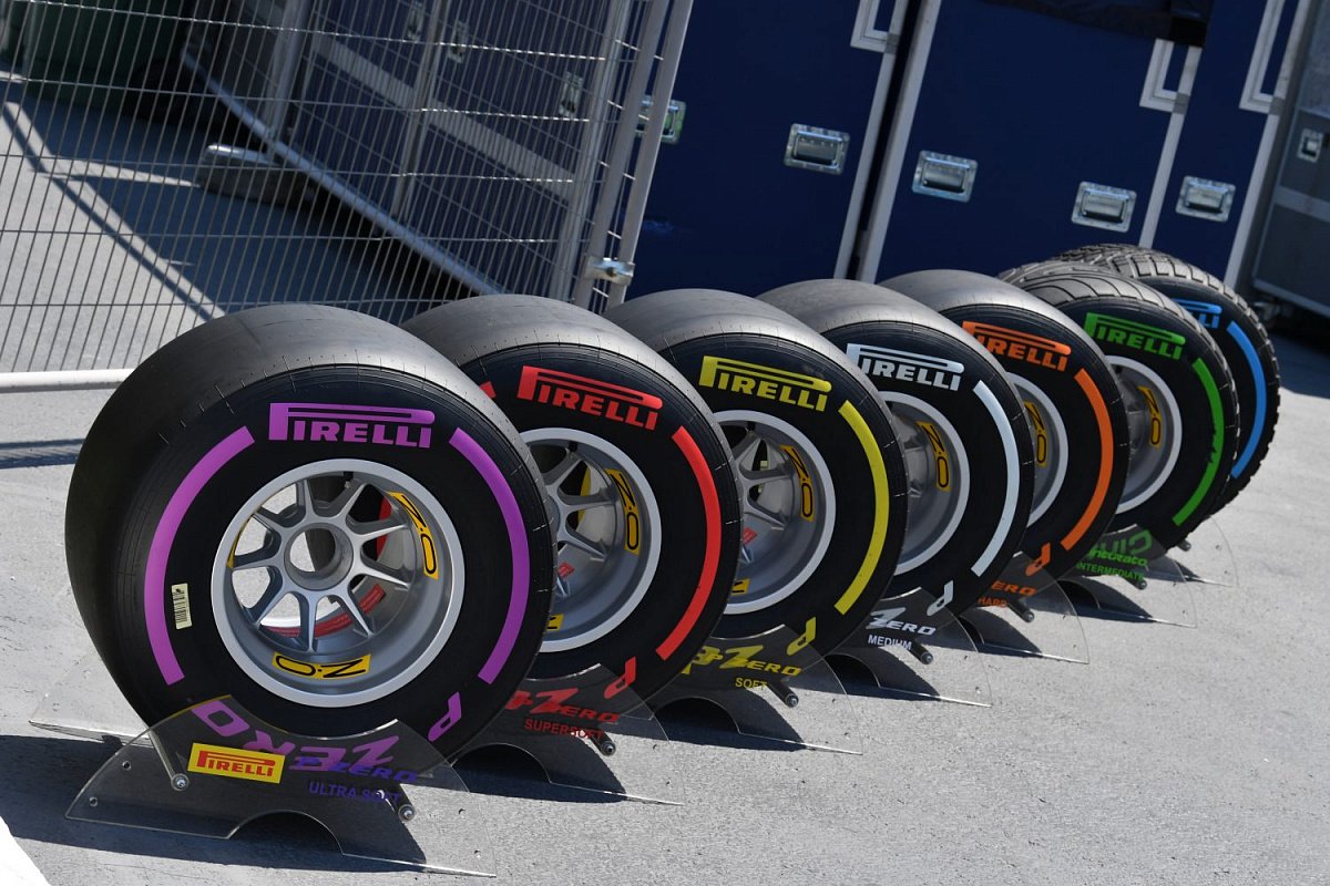 В Pirelli назвали причину проколов шин в Сильверстоуне