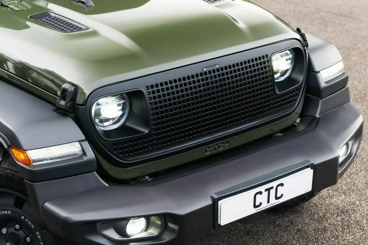 Тюнер создал самую уродливую решетку радиатора для Jeep Wrangler Тюнер создал самую уродливую решетку радиатора для Jeep Wrangler