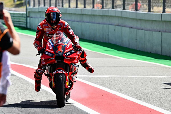 «Дукати» не догнать, проблемы Маркеса и первый в истории спринт – итоги Гран-при Португалии MotoGP