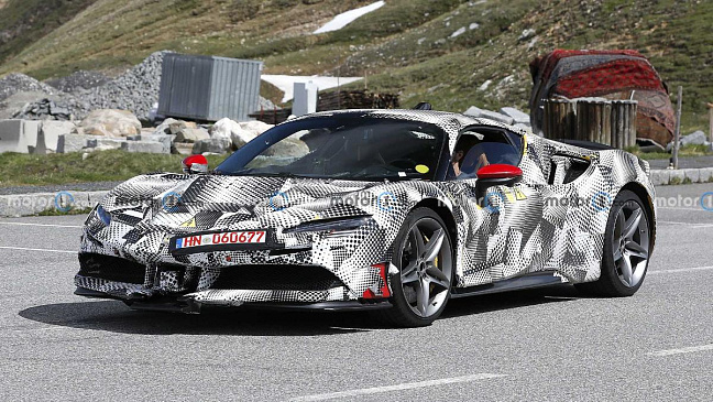 Компания Ferrari тестирует гибридный суперкар SF90 в мощной версии VS