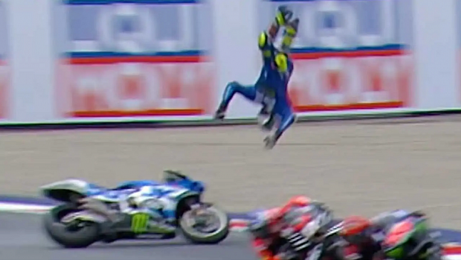Чемпион MotoGP Джоан Мир получил перелом лодыжки в результате жесткой аварии