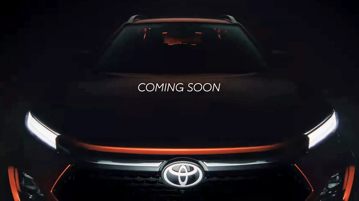 Toyota представила на тизере обновленный кроссовер Suzuki Fronx для Индии
