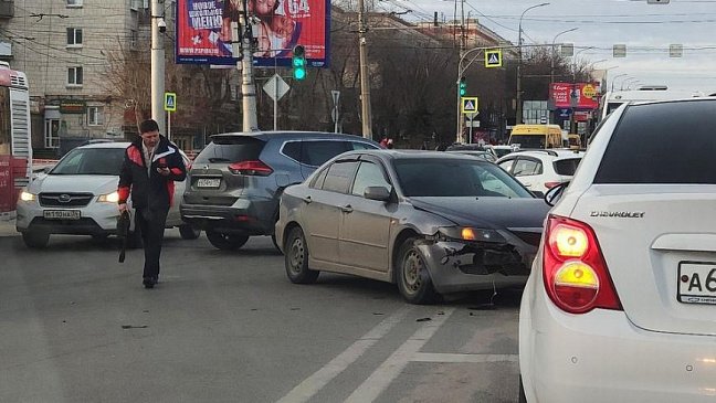 В Волгограде произошло жесткое ДТП на перекрестке