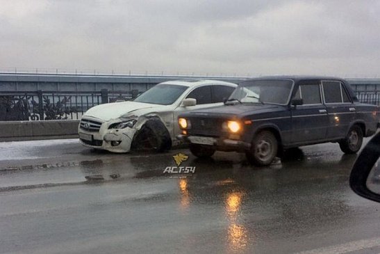 Из-за снегопада зафиксированы многочисленные аварии в Новосибирске