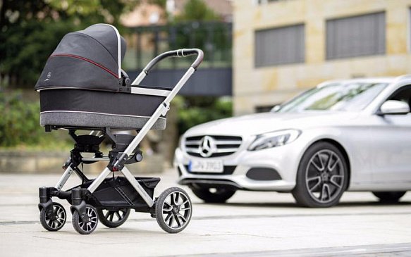 Растят клиентов смолоду: в Mercedes-Benz сделали коляску для младенцев