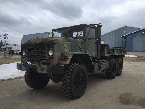 Из военного грузовика сделали комфортабельный автодом