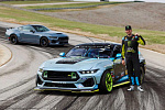 На видео показан парный дрифт Ford Mustang 2024 года и гоночного Mustang RTR Spec 5 Formula Drift