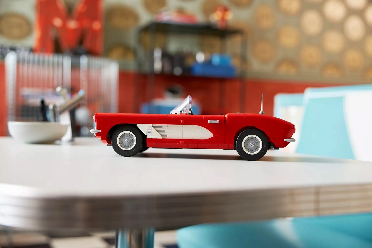 LEGO отмечает 70-летие Chevrolet Corvette новым набором из 1210 деталей