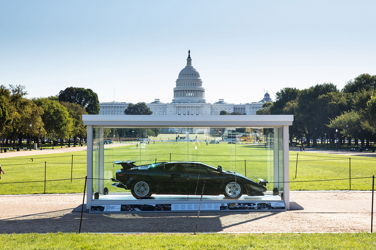 Lamborghini Countach LP400S выставили в стеклянной витрине на Национальной аллее в Вашингтоне