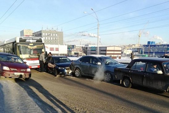 Барнаульский мост стал в пробке после ДТП