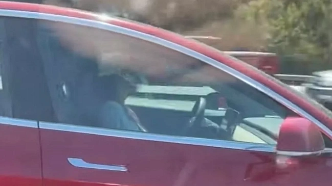 Очевидцы запечатлели очередного спящего за рулем водителя электромобиля Tesla