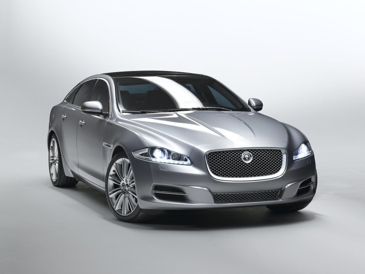 Jaguar XJ IV (X351) 2009 – 2015 Седан: кузов, класс, тип и объём двигателя,  коробка передач, разгон, фото - CarsWeek.ru