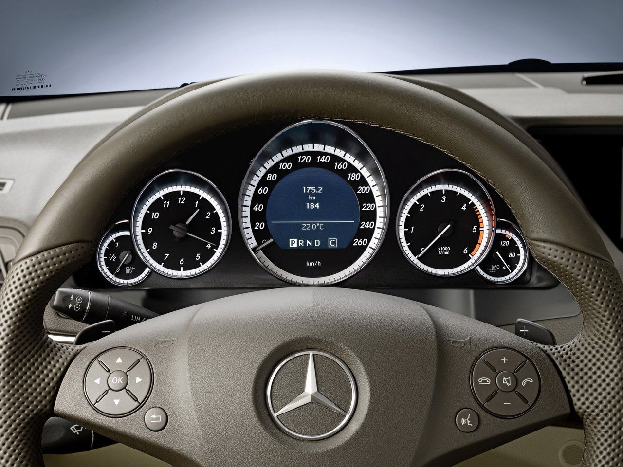 Mercedes-Benz e200 спидометр