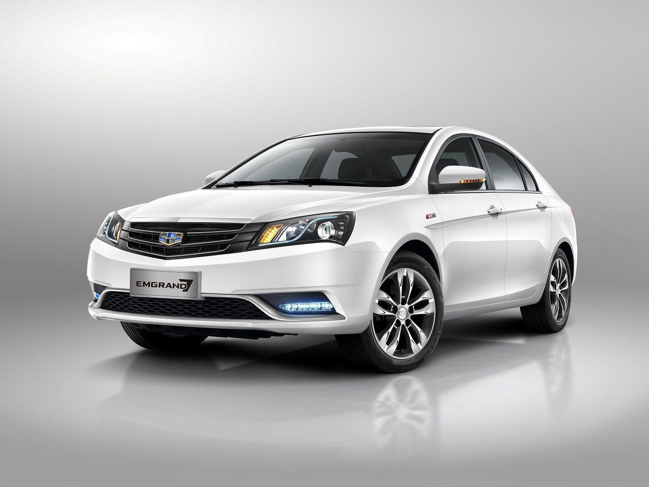 Китай машина седан. Geely Emgrand 7.