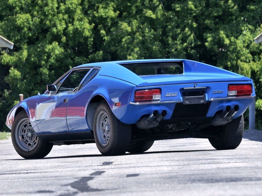 Машина de Tomaso Pantera