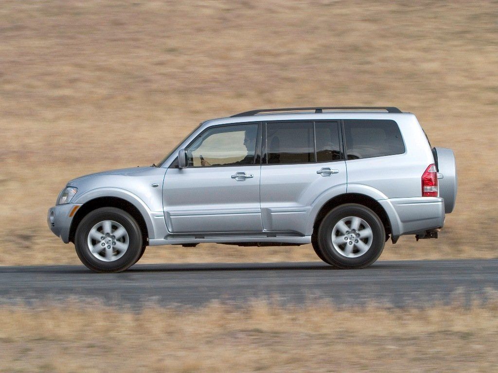 Митсубиси паджеро 3 расход. Митсубиси Паджеро 3. Митсубиси Монтеро 3. Mitsubishi Montero 2.5 2003. Mitsubishi Pajero Montero 3,5.