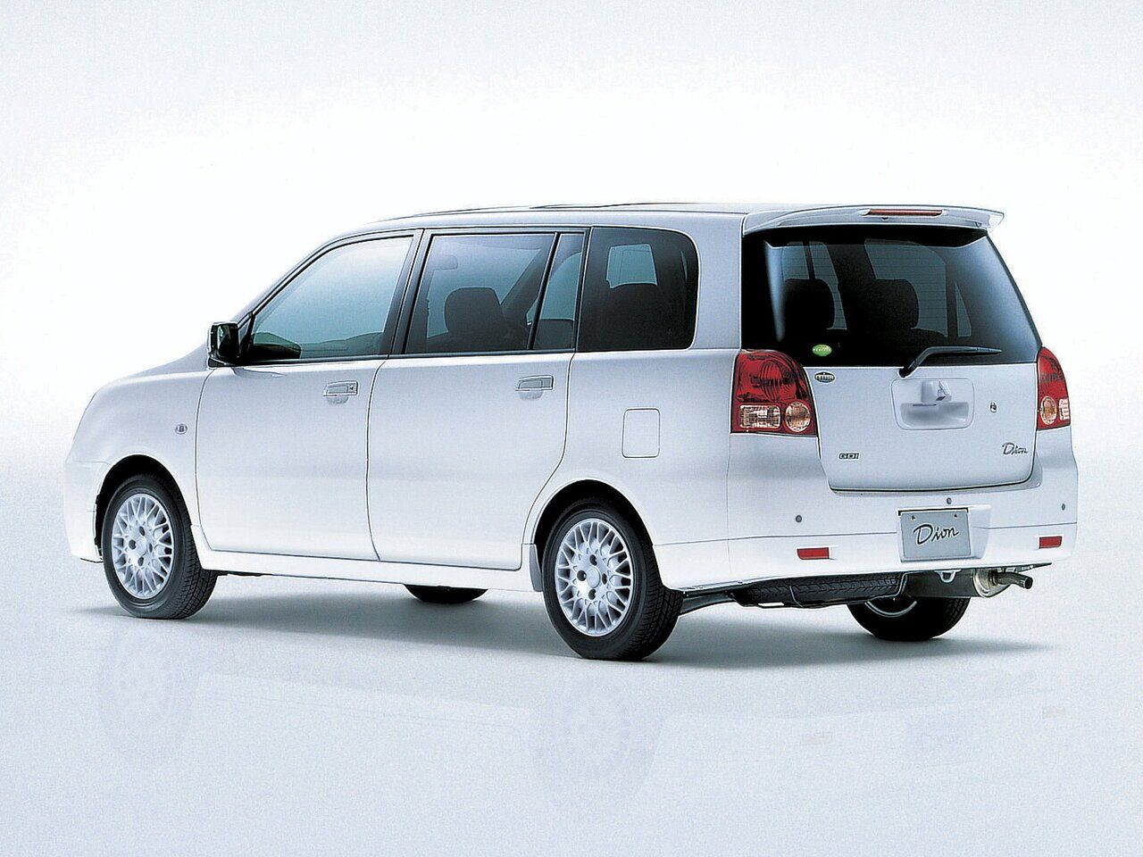 Митсубиси дион. Mitsubishi Dion 2002. Мицубиси Дион 2005. Mitsubishi Dion 2002 2,0. Митсубиши 2002 компакт вен.