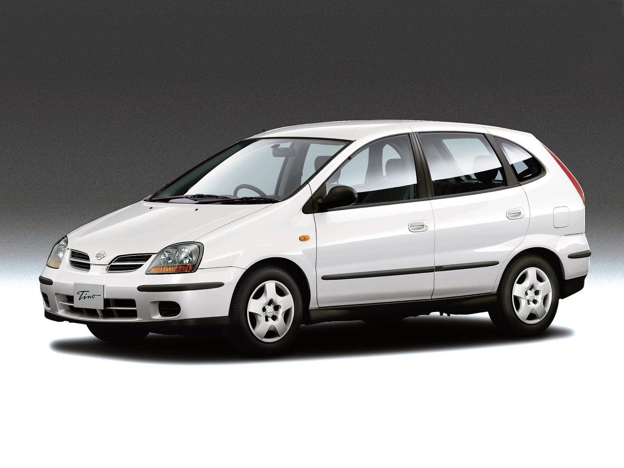 Nissan Tino 1998 – 2003 Компактвэн: кузов, класс, тип и объём двигателя,  коробка передач, разгон, фото - CarsWeek.ru