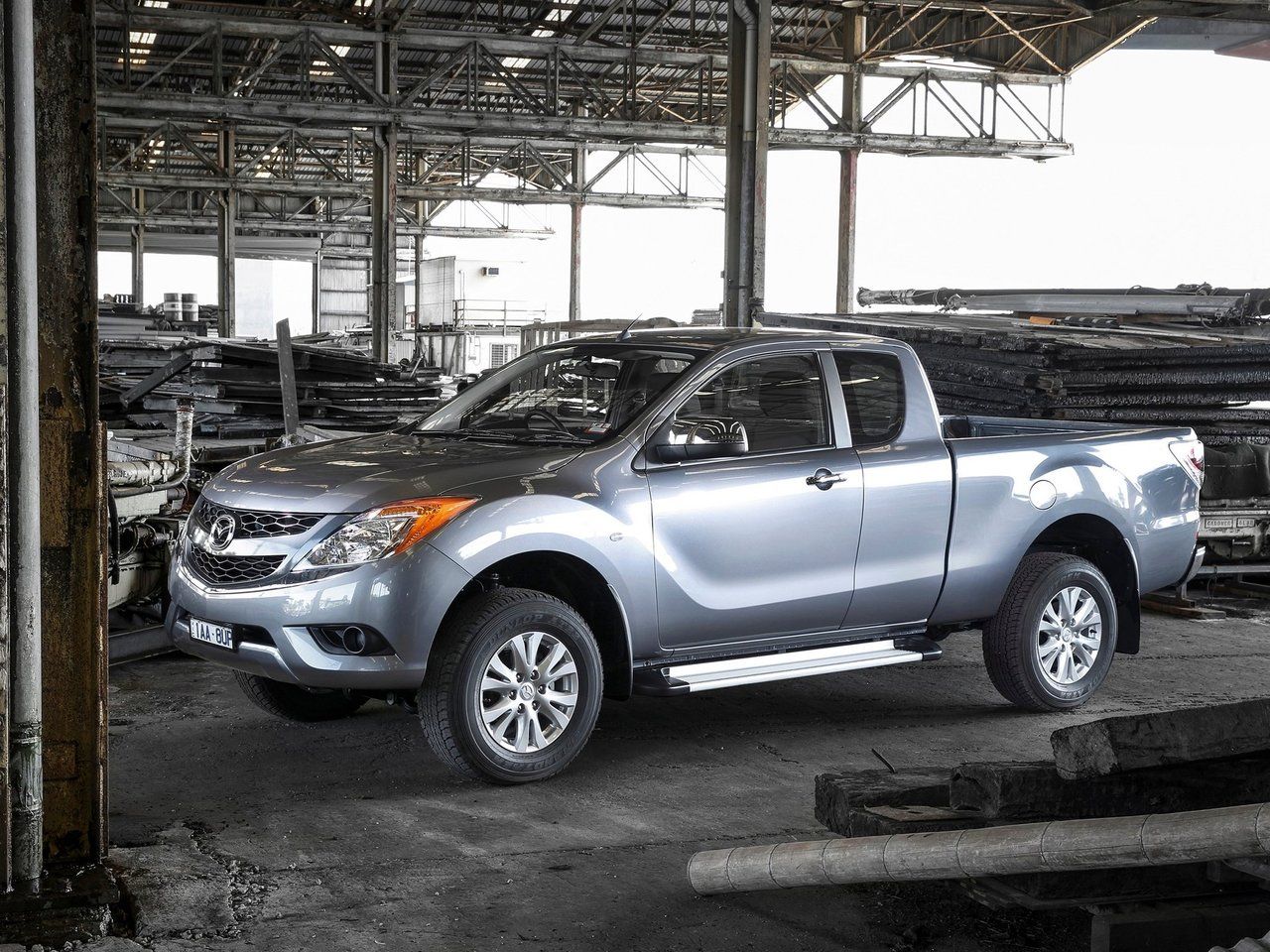 Mazda BT-50 II 2011 – 2015 Пикап Полуторная кабина: кузов, класс, тип и  объём двигателя, коробка передач, разгон, фото - CarsWeek.ru