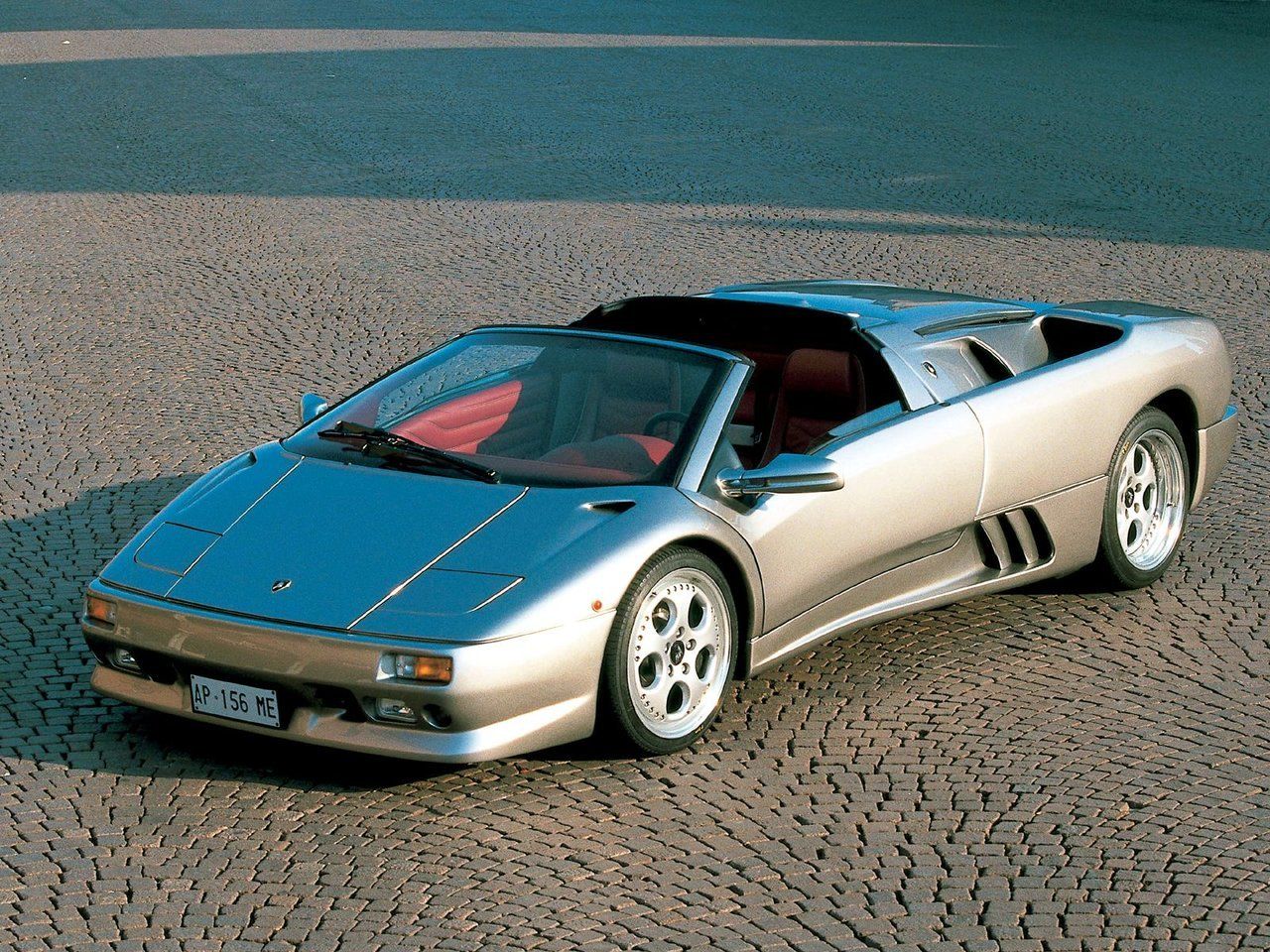 Lamborghini Diablo 1990 – 2001 Родстер: кузов, класс, тип и объём  двигателя, коробка передач, разгон, фото - CarsWeek.ru