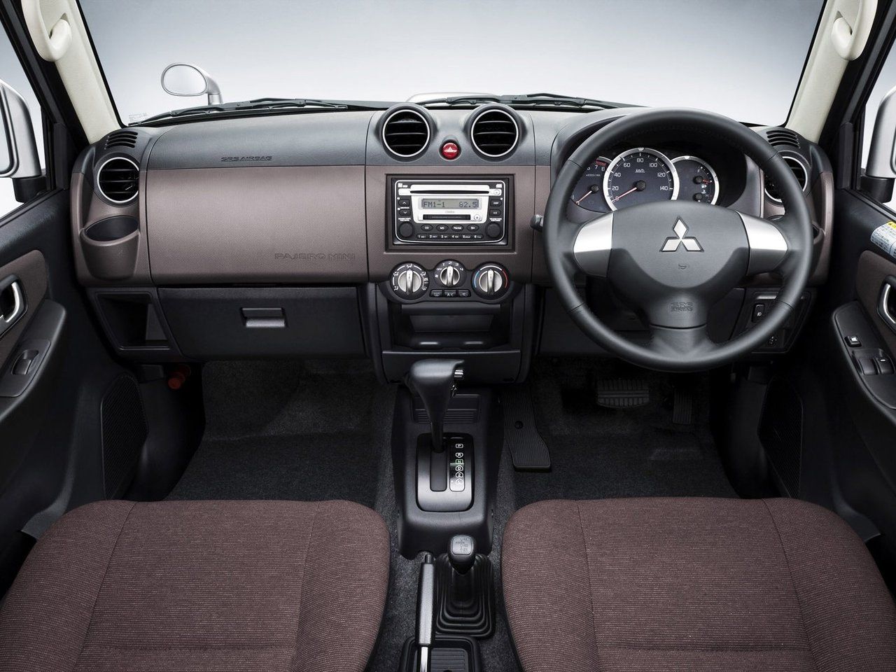 Mitsubishi Pajero Mini 2012 салон