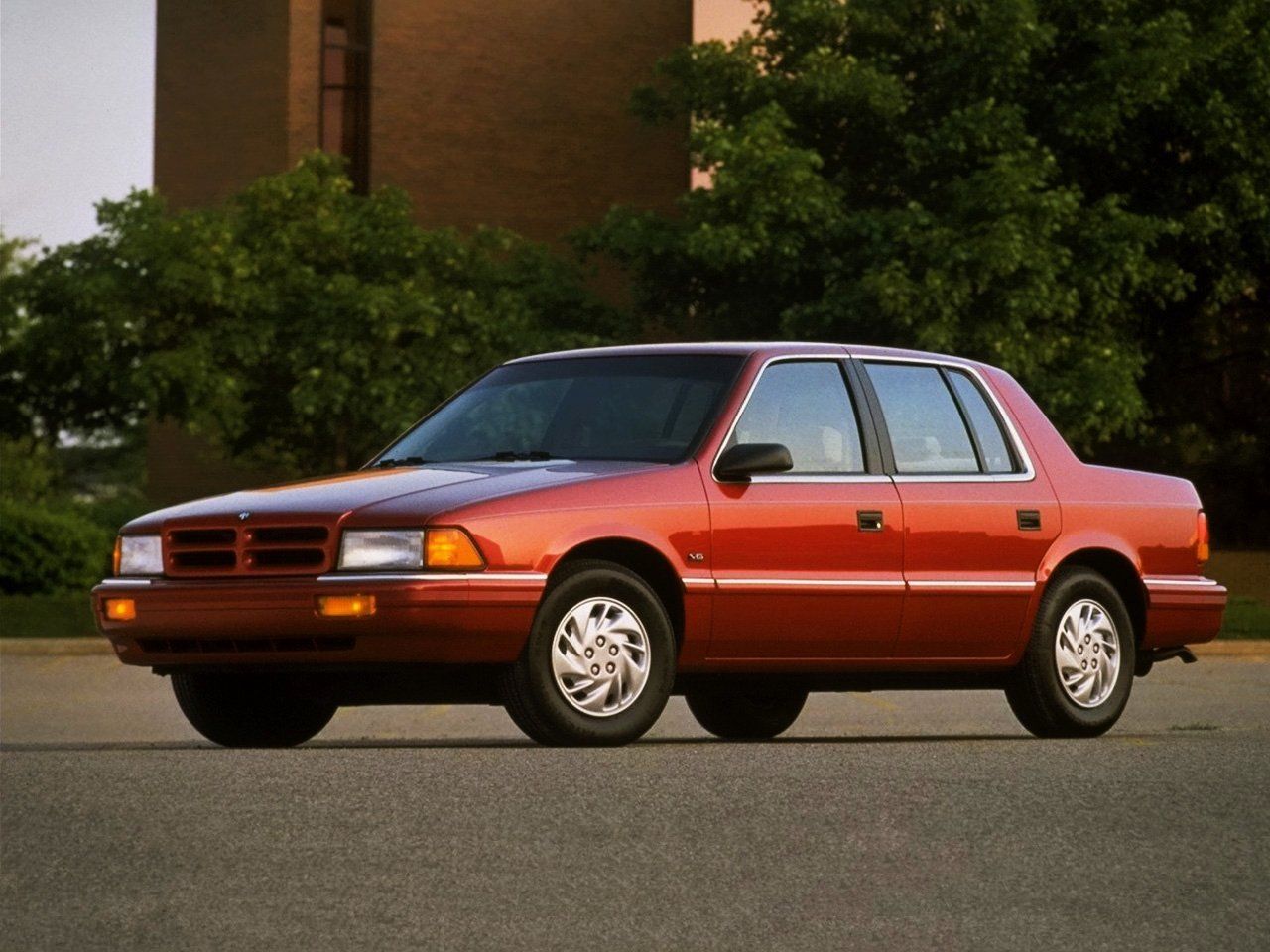 Автомобили Chrysler Saratoga 1989 - 1995 Седан.