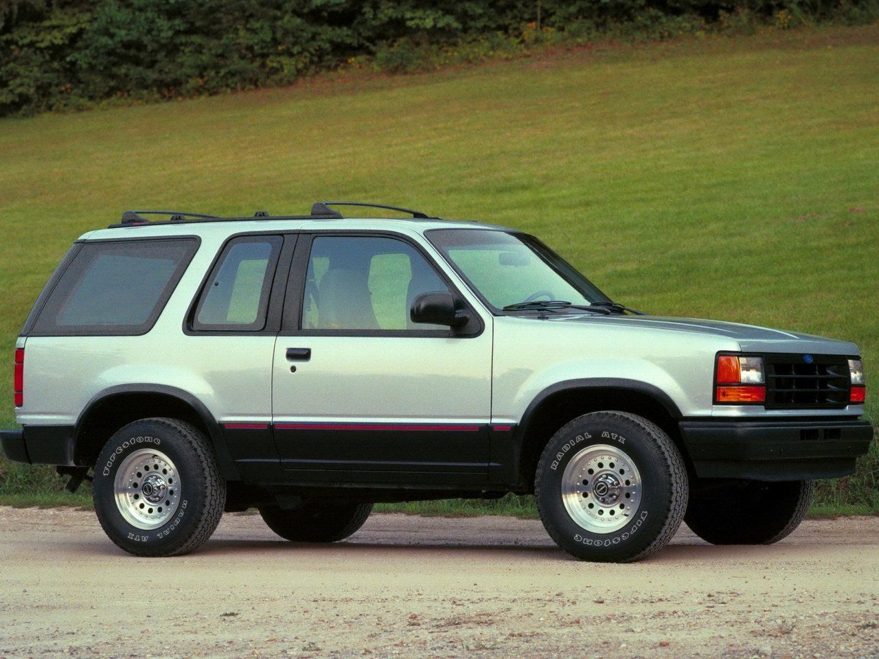 Ford Explorer I 1990 – 1994 Внедорожник 3 дв.: кузов, класс, тип и объём  двигателя, коробка передач, разгон, фото - CarsWeek.ru