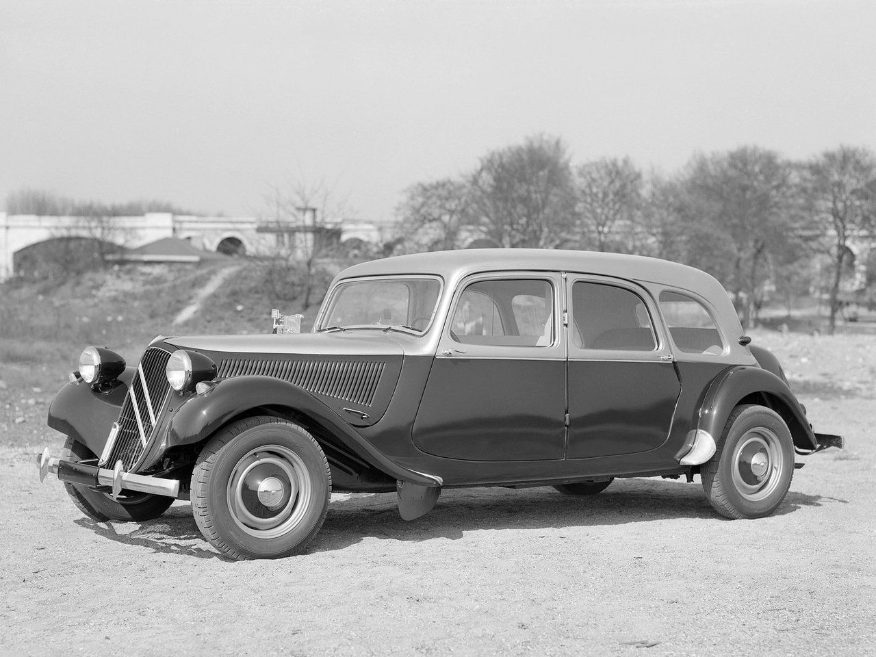 Citroen Traction Avant 1934 – 1957 Универсал 5 дв.: кузов, класс, тип и  объём двигателя, коробка передач, разгон, фото - CarsWeek.ru