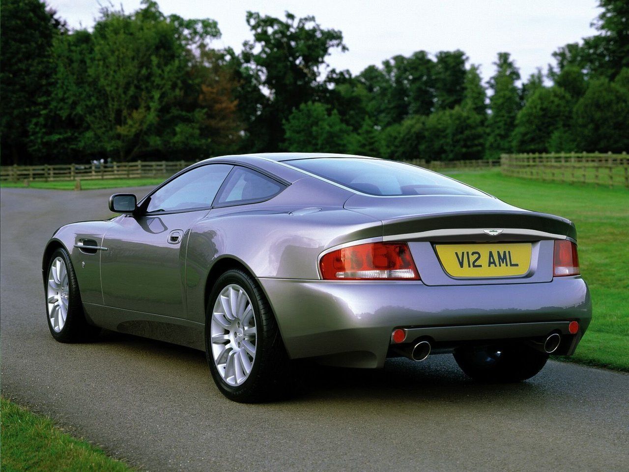 Aston Martin Vanquish 1